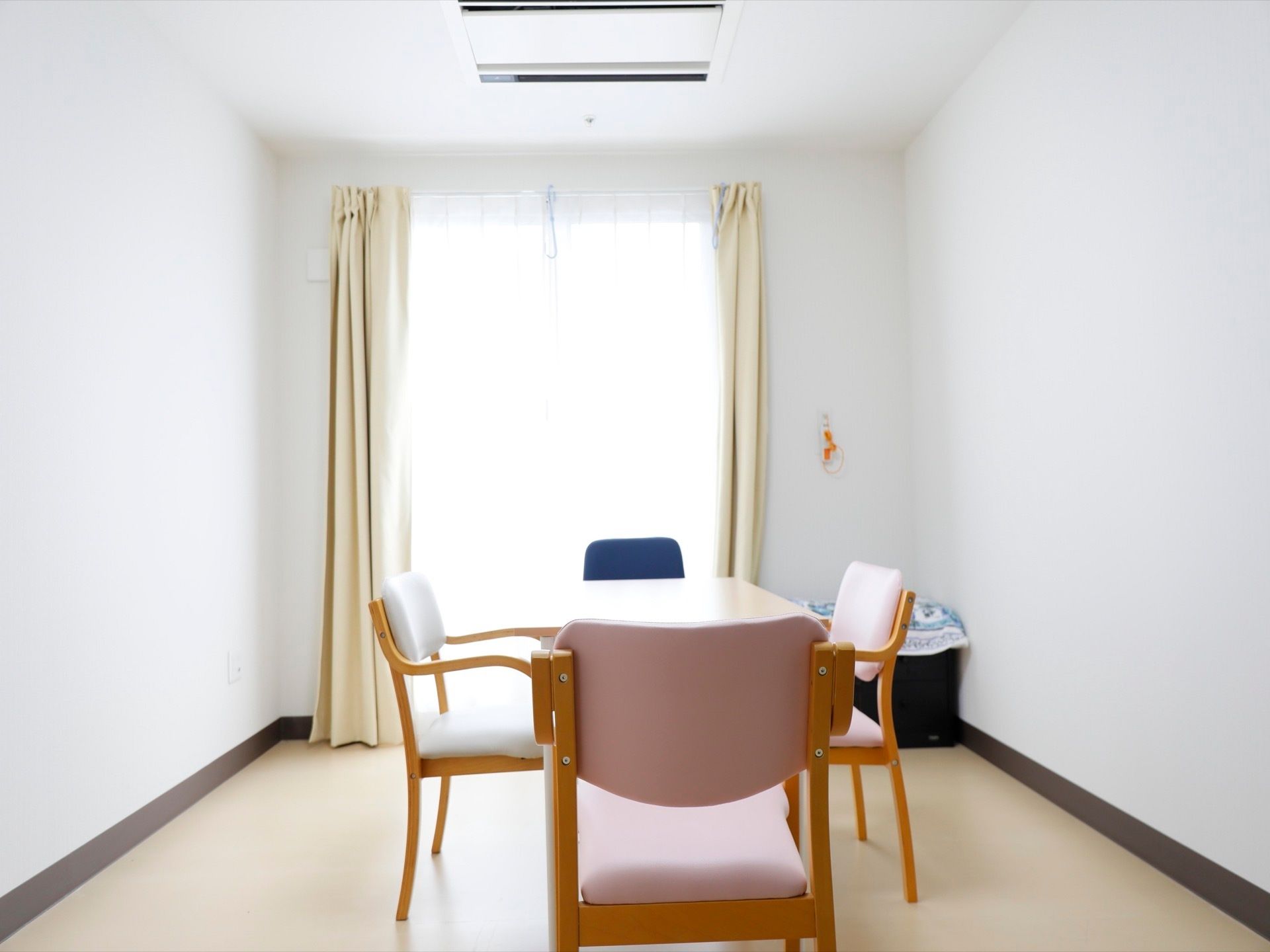 応接室を設けている。個室になっており、生活面や健康面などさまざまな相談事に対応し、気持ちよく生活できるように支援をしている。