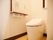 安心して利用できるように、トイレにはナースコールや手すりを設置している。広く清潔感のあるトイレである。