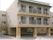 ３階建ての施設は２７の居室を備えている。近くには同法人のデイサービスや病院もあり、医療に恵まれた立地条件である。