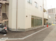 静かな住宅街にある建物