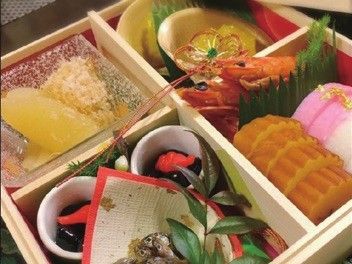 見た目にも美しい盛り付けのお弁当である。数の子やエビなど豪華な食材を使用し縁起の良い料理内容になっている。