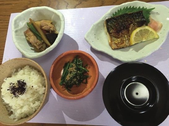 焼き魚が主菜の和献立である。野菜の煮付けなどもあり、栄養バランスに富んだ健康的な食事内容になっている。