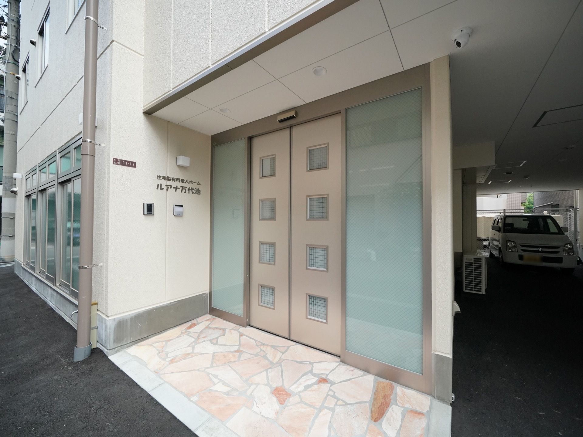 入口はマンションを彷彿とさせる外観となっている。自動ドアのおかげで、どなたでもそのまま中に入ることができる。