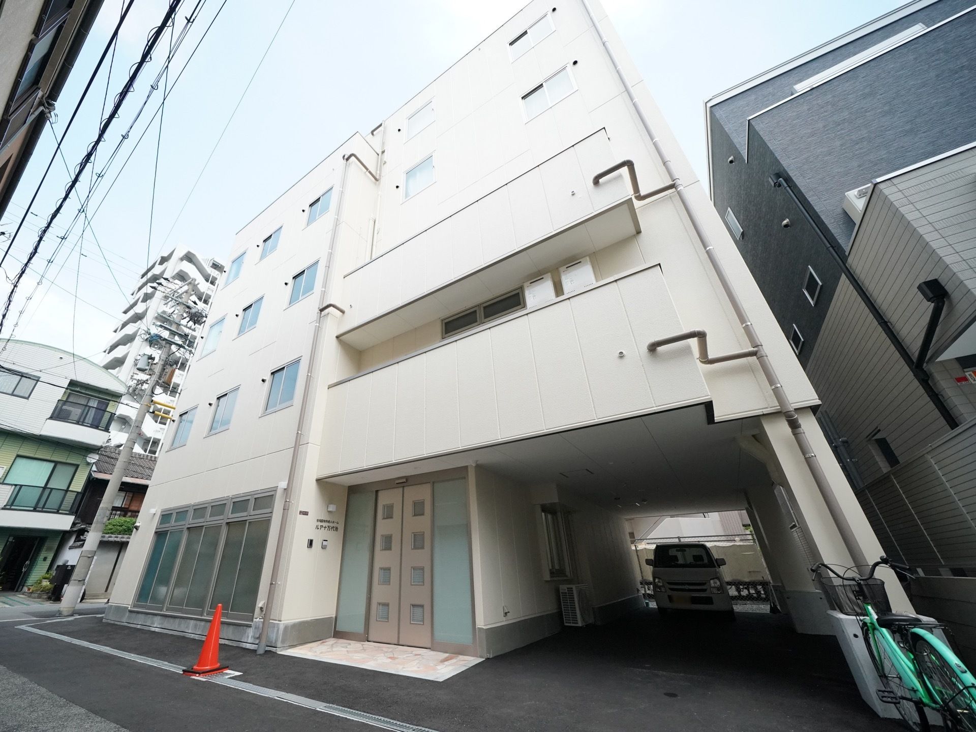 明るい色合いをした建物である。駐車場も用意されているため、車椅子を利用の方でも問題なく来訪が可能となっている。