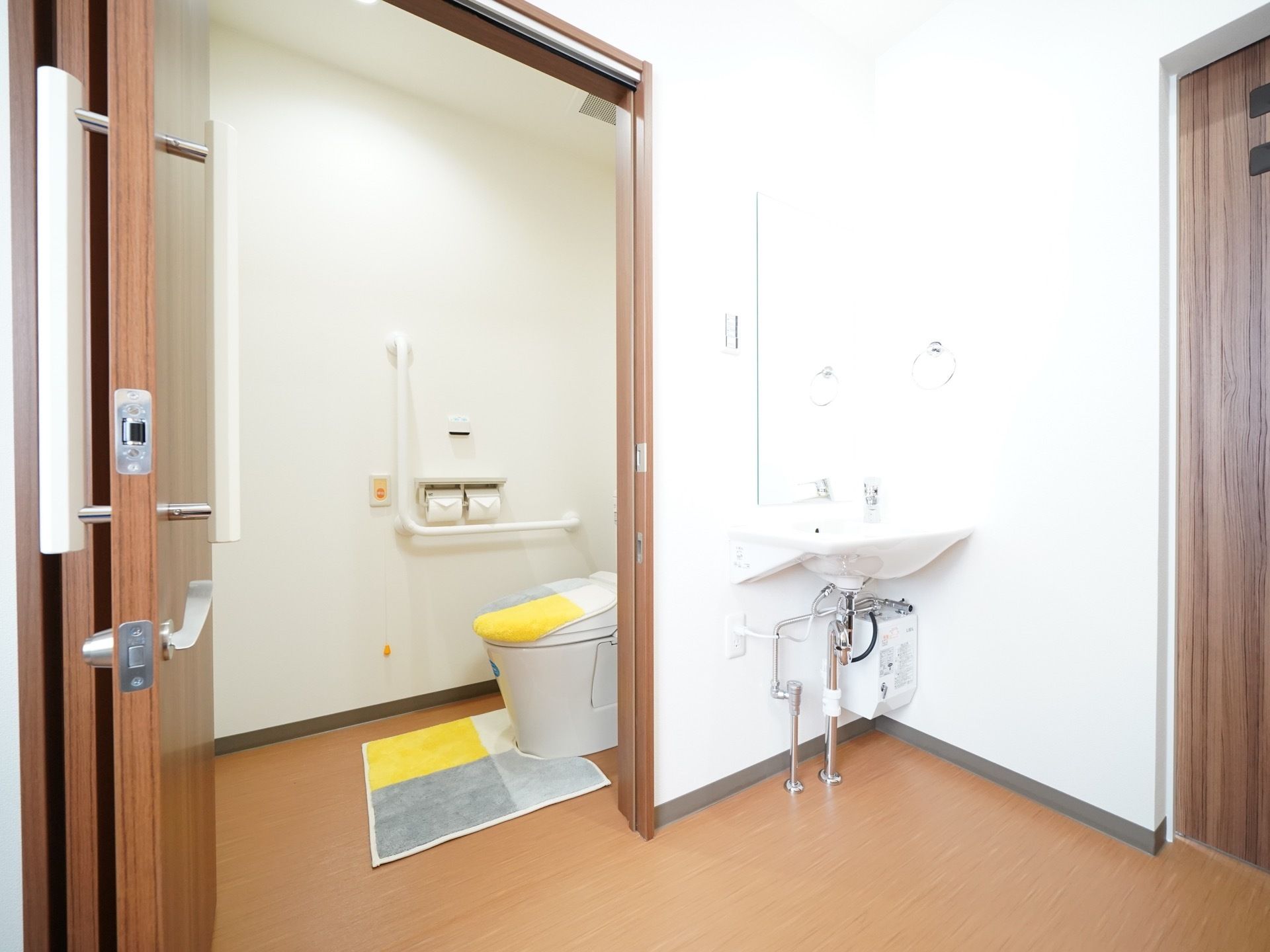 トイレの床にはマットが敷かれており、寒い冬の日でも入居者様が暖かく利用できるよう、健康に配慮されている。