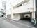 建物の前は広く大型車でもゆとりをもって進入が可能となっている。施設を思わせないようなデザインの外観である。