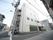 白い外装の四階建ての建物である。道路に面した角地のため、日当たりがとても良い。自転車やバイクを駐車するスペースがある。