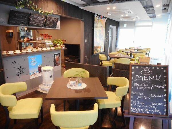 おしゃれなカフェのようなレストランになっており、壁は木製でカウンターがある。黒板にはメニューがわかりやすく書かれている。