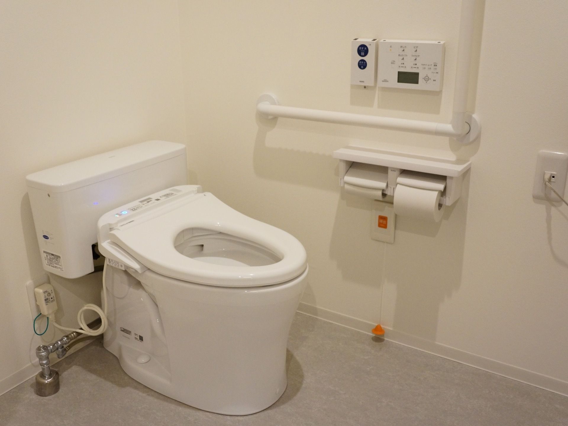 トイレには温水洗浄便座器が完備されている。手すりや呼び出しブザーが設置され、快適で安全に用をたすことができる。