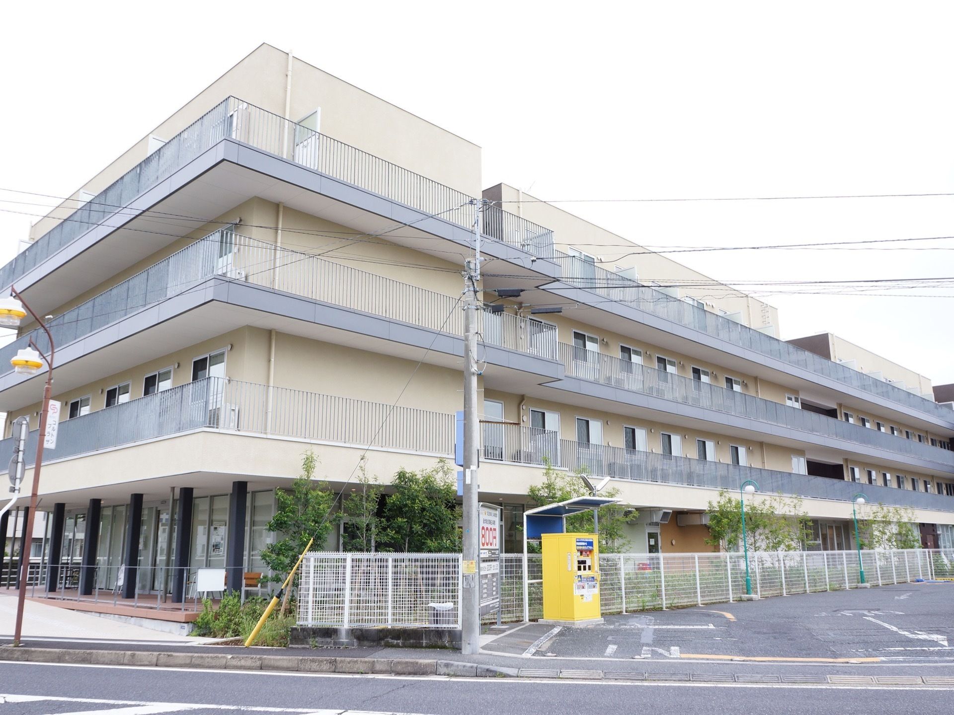 建物の周囲には、ベランダがある。２、３、４階には居室の窓が均等に並んでおり、ベランダを共有している。