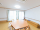 介護施設内の居間の全景
