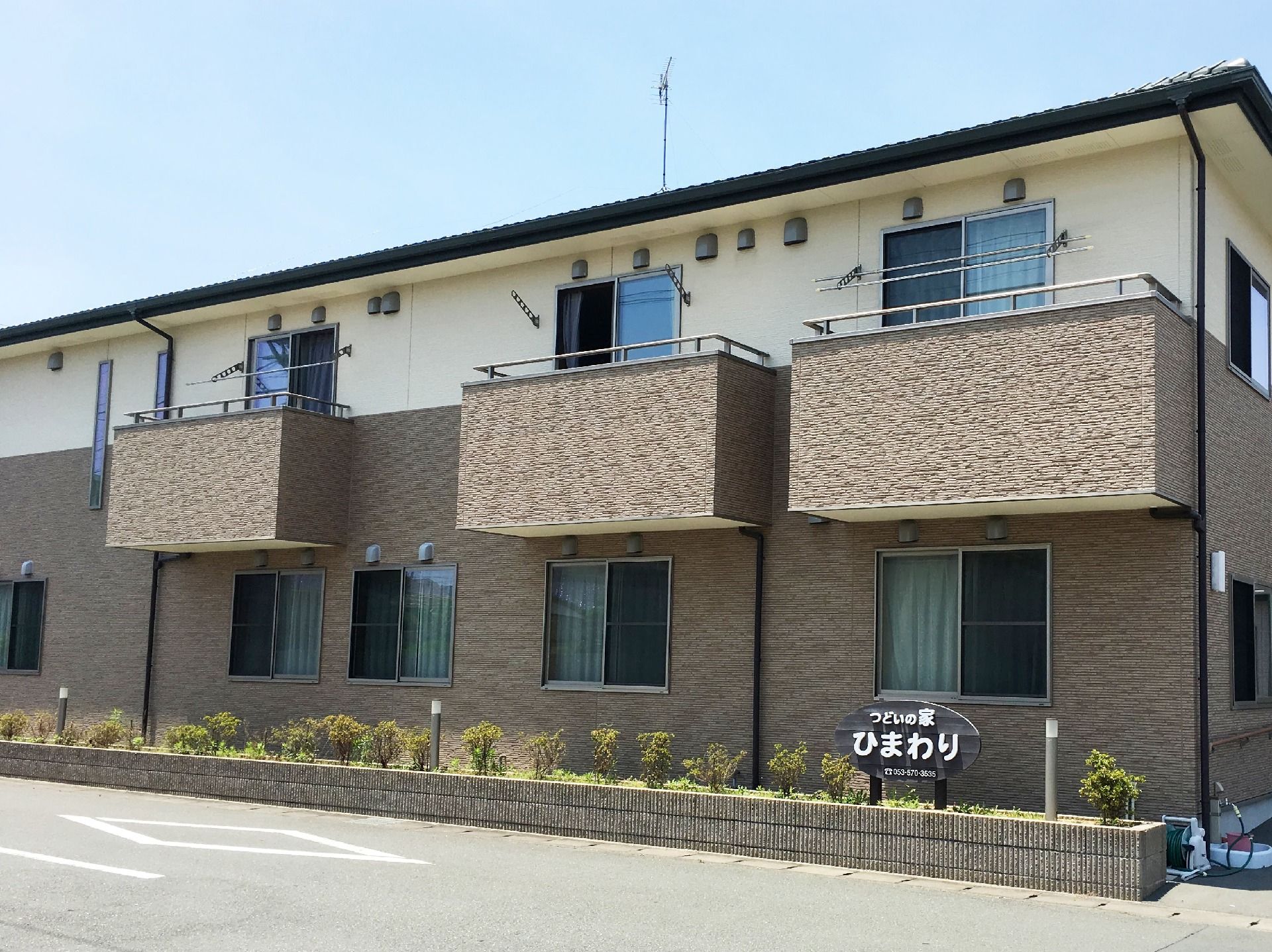 2階の居室毎にベランダを設けていることがわかる施設外観