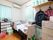角部屋に位置する居室。2つの窓にグリーンのカーテンが掛けられている。ベッドの周辺には広いスペースがあり、身の回りの必要品が収納されている。