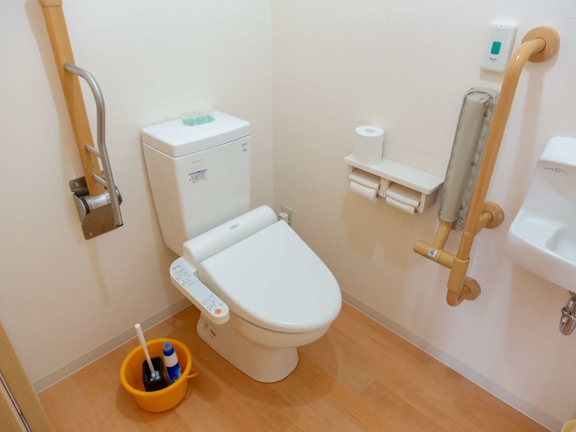 トイレには、安全に配慮して手すりが２か所に取り付けられている。温水洗浄便座機能付きなので快適に利用できる。