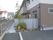 敷地の前には川がある。周囲には木が植えられ、きれいに整備されている。足元を照らす照明も設置されている。