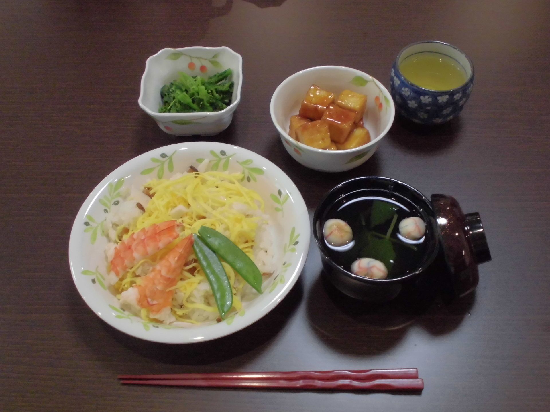 この日は和食。色鮮やかなちらし寿司、お吸い物、小鉢が２つ、お茶がテーブルの上にきれいに並べられている。