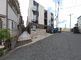 静かな住宅街の建物外観
