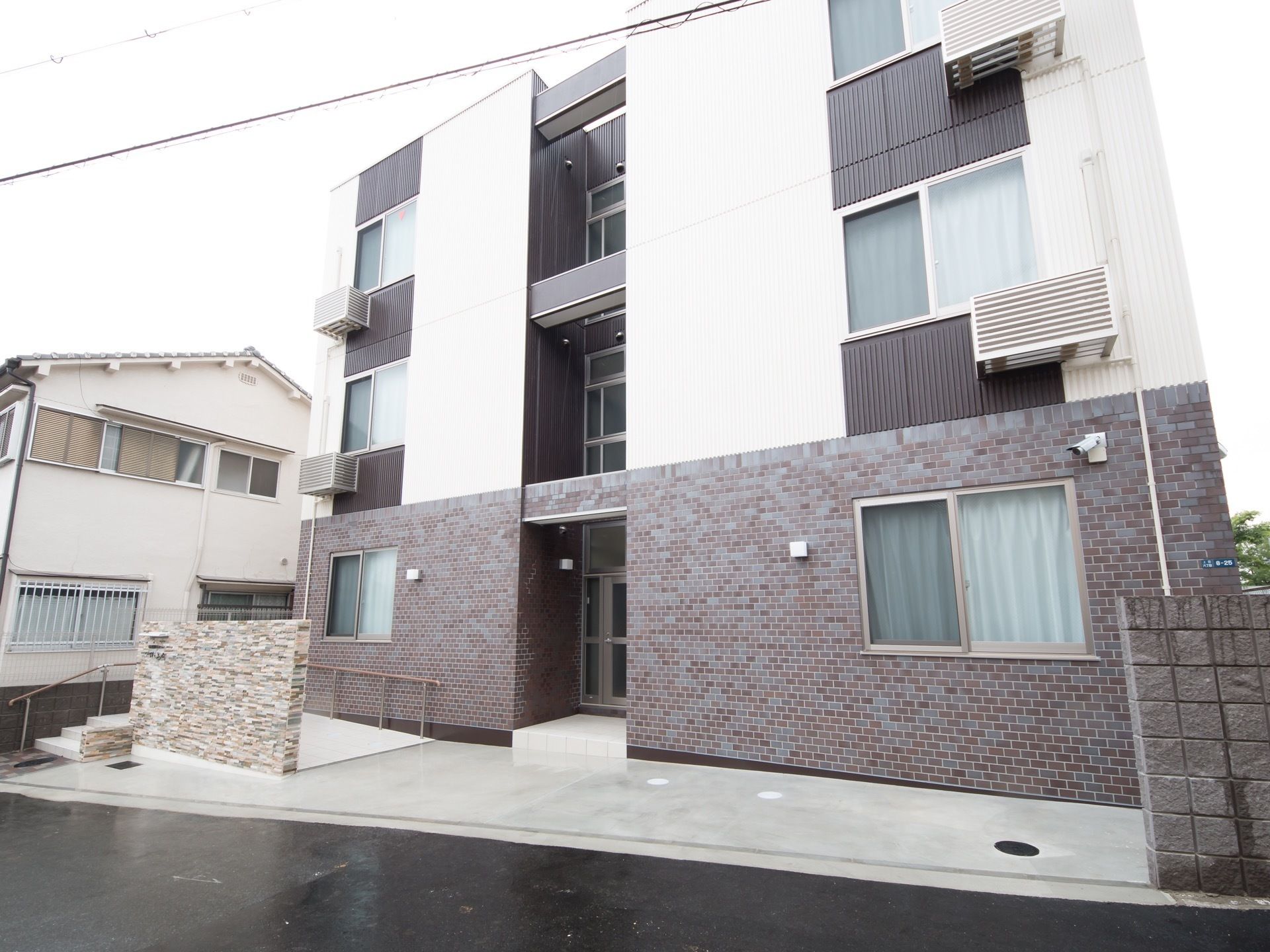 白と茶色を基調とした、スタイリッシュな３階建ての建物である。周辺道路と施設の敷地間には段差がない。建物入り口へは階段とスロープがある。