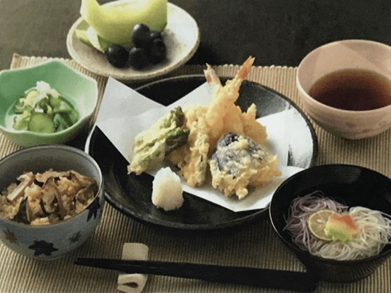 メロンのデザートが付いた、炊き込みご飯と天ぷら盛り合わせのセット