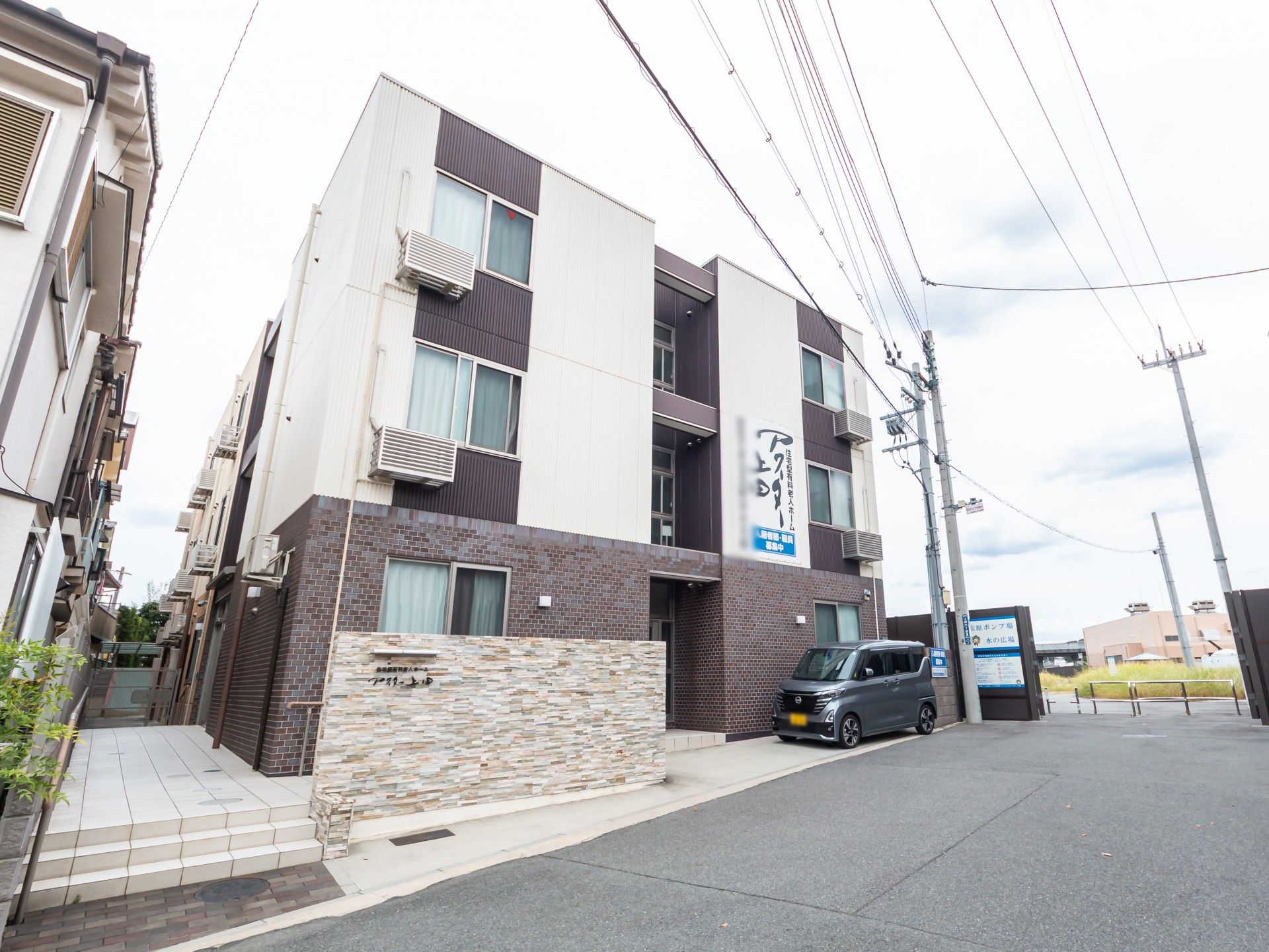 落ち着いた外観の建物