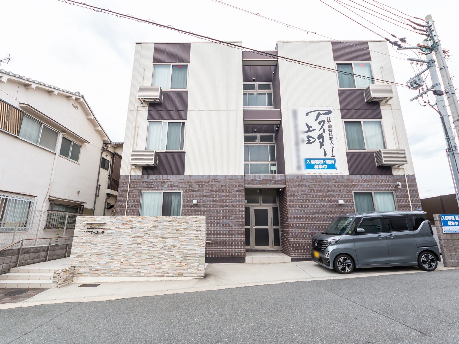 落ち着いた外観の建物
