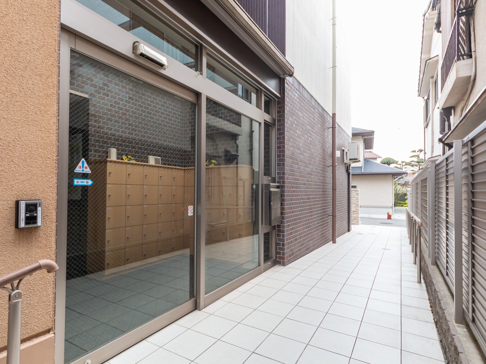 広い通路とガラス扉