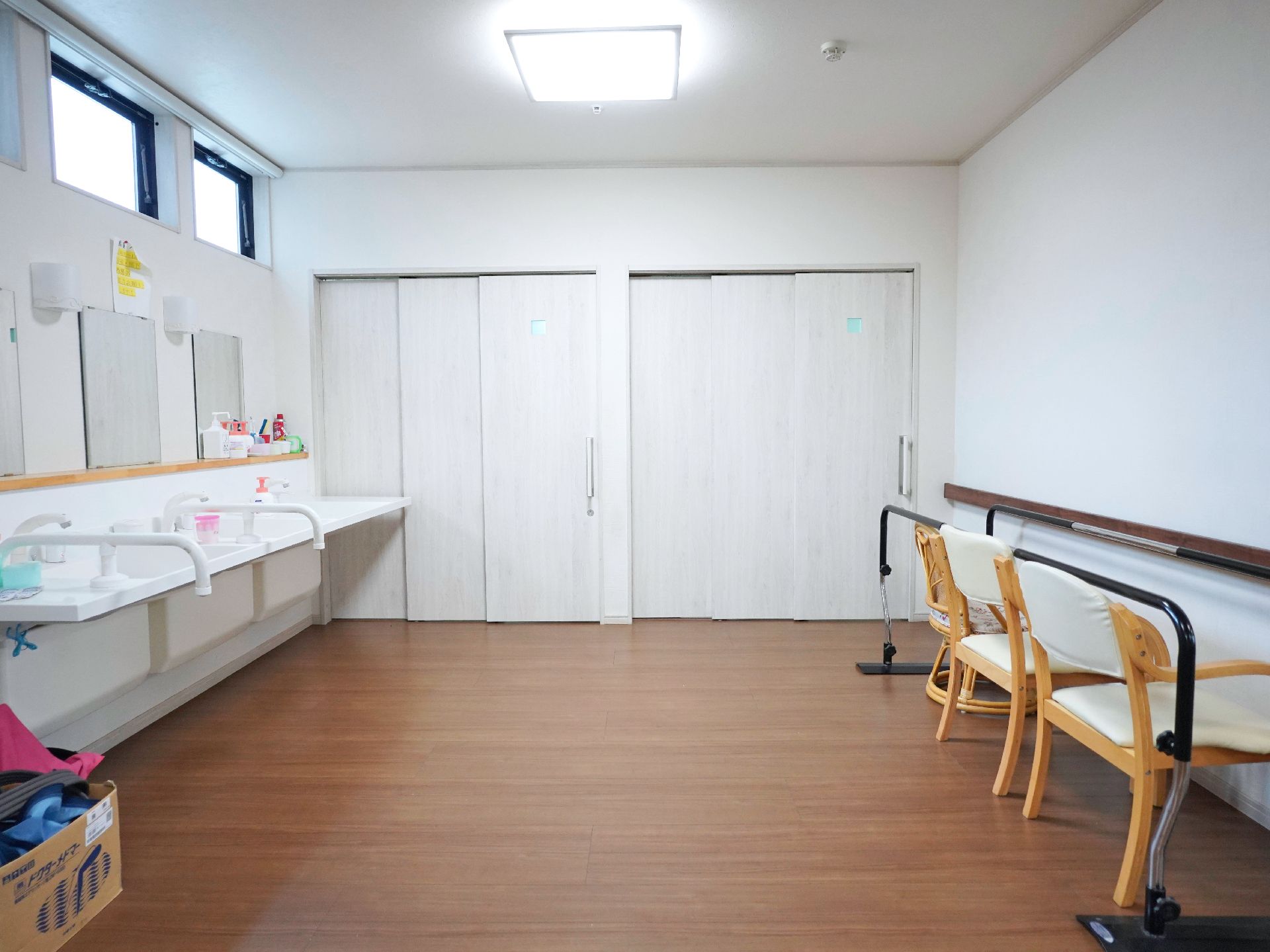 洗面台が多く設置された水場