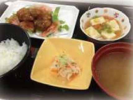 和食や洋食など豊富な種類の毎日飽きさせないメニューで、食事の時間を楽しませてくれる。配膳の彩りも考えられている。