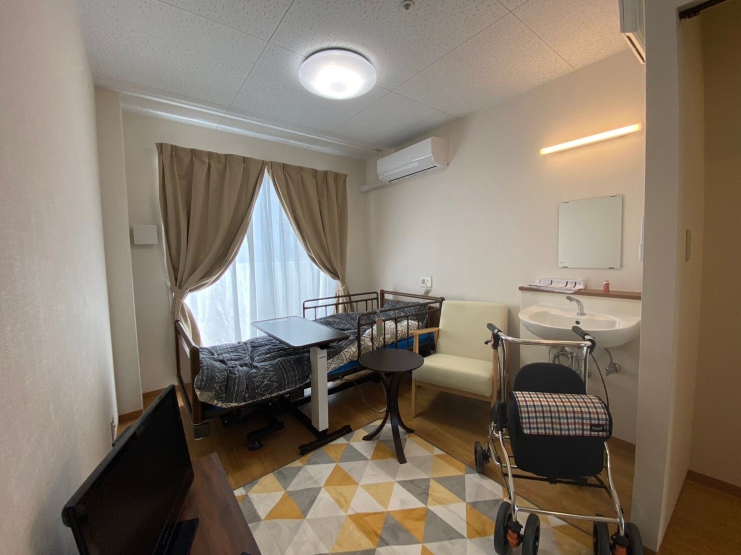明るい光の差し込む居室では、入居者様がゆったりとくつろげるよう、好きなように家具などをレイアウトできる。