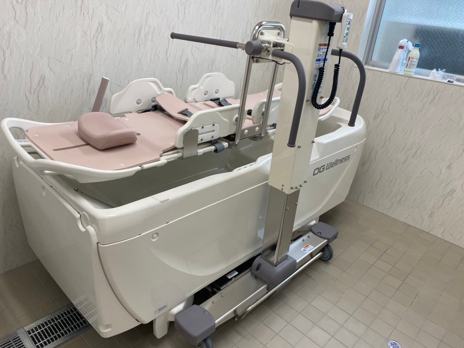 掃除の行き届いたトイレにはしっかりと手すりを設置しているので、安心して使える。緊急用のボタンも設置済み。
