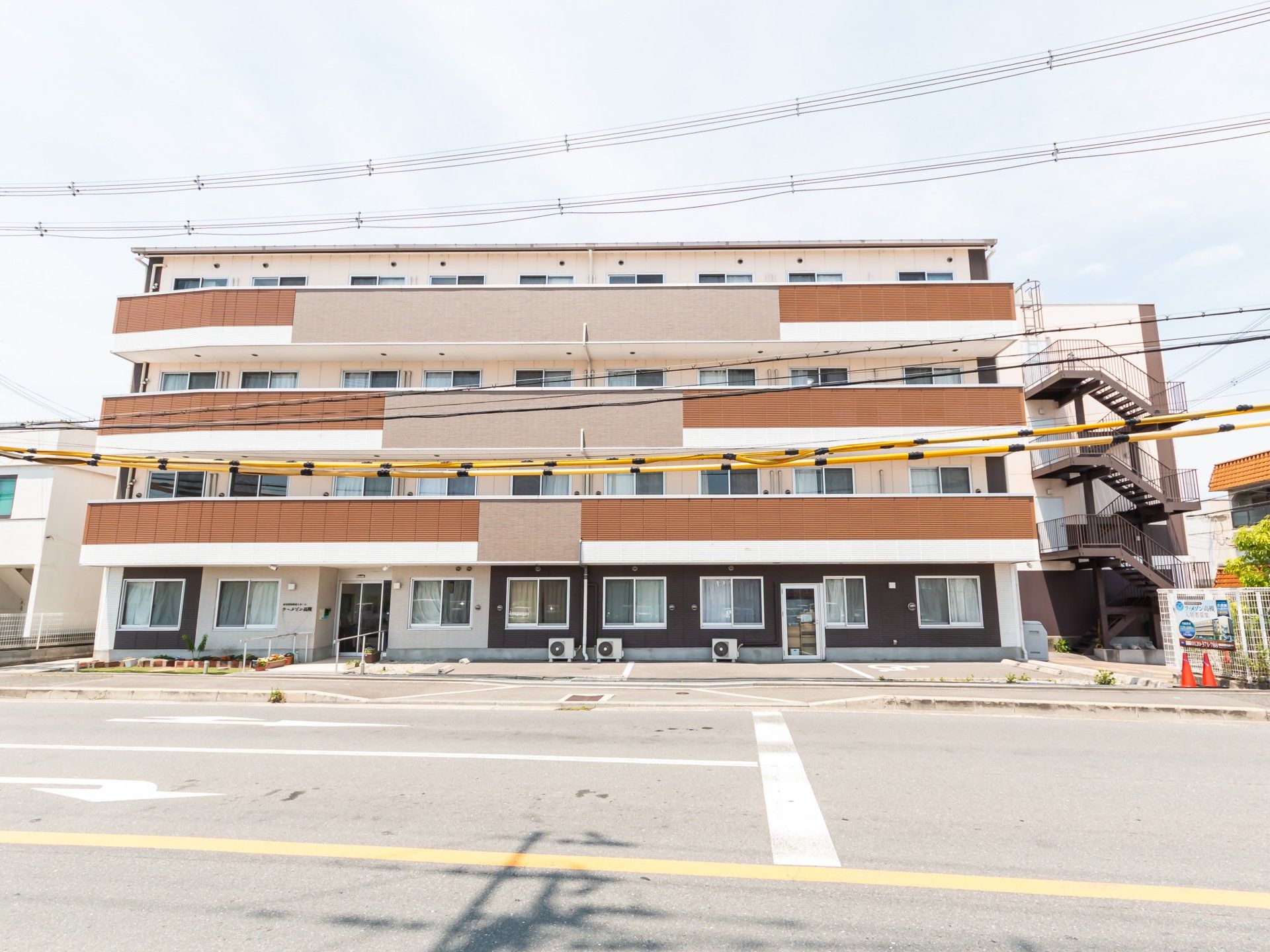 落ち着いた外観の建物