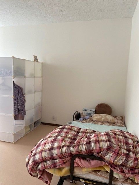 ベッドそばの備え付けの大きな棚には耐震対策がされており、より安心して過ごしていただける空間になっている。