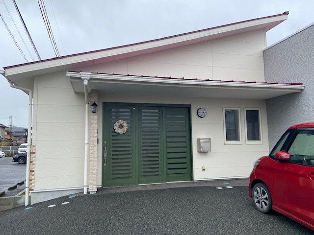 広大な土地にゆったりと建てられた施設は、良い意味で施設らしさのない、あたたかな雰囲気のある外観である。