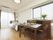 居室の床や照明器具の枠には、木を活用している。木製家具一式を部屋に入れて、まとまった雰囲気のインテリアにできる。
