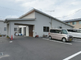 介護施設の外観と駐車場