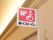 トイレであることがわかるピクトグラムである。洋式で車椅子のまま利用することができることが一目でわかるようになっている。