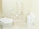 介護施設のトイレと廊下の様子