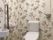 トイレは壁紙に花柄のものを使用しており、明るい空間になっている。冬でも暖かい温水洗浄便座を採用している。