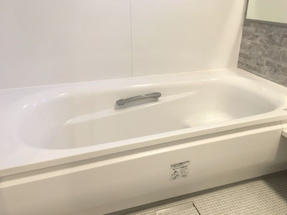 浴室はグレーの上品なタイルを用いている。内側に、同じくグレーの取っ手が設置してあり、滑らないように湯につかれる。