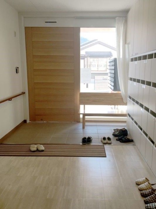 玄関では靴を履き替える。木製のベンチがあり、座って履き替えることができる。靴箱には蓋があり、個々に靴をしまえる。