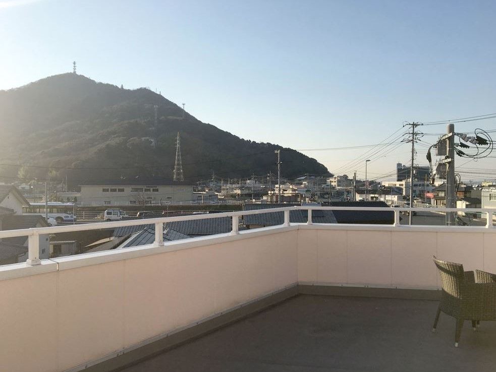 屋上にはリゾート気分が味わえるようなテーブルセットが置かれている。山のある風景は、昼夜で表情を変える。