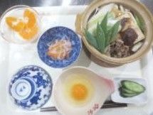 家庭的な献立で、毎日お食事を提供している。たまには、すき焼きなど一人鍋の日もある。デザートもついて満足できる内容だ。