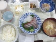 お食事には、お刺身が出ることもある。お米、お味噌汁と小鉢の副菜を合わせて、おいしい和食がいただける。