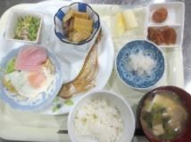 朝食の献立も豊富である。朝からご飯と卵、栄養価が高い献立が工夫されている。健康維持のために欠かせない食事である。
