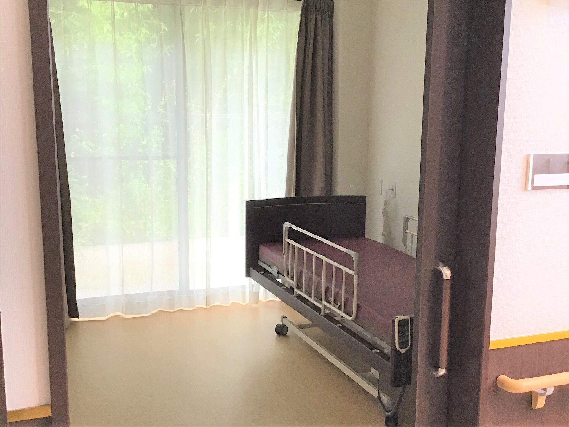 居室は基本的に寝室となっており、ベッドとテレビ、棚などが置ける。トイレなどそれ以外の設備は共用となっている。