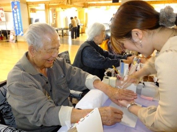 定期的に健康診断を受けることができる。さまざまなケアを受ける機会があり、健康と美しさとを保てるよう工夫されている。