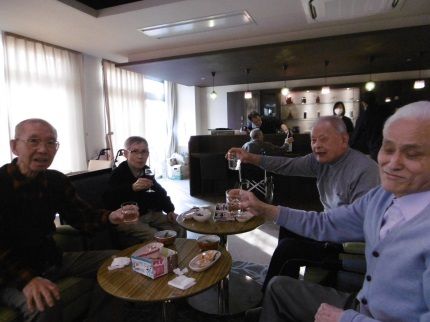 ホームのイベントとしてバータイムを設けており、お酒好きの入居者様が集まって、語らいながらお酒を堪能している。