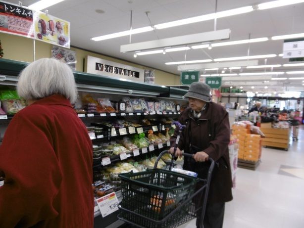 入居者様とスタッフが一緒にお買い物に出かけるツアーを実施している。一人では難しいまとめ買いも可能である。