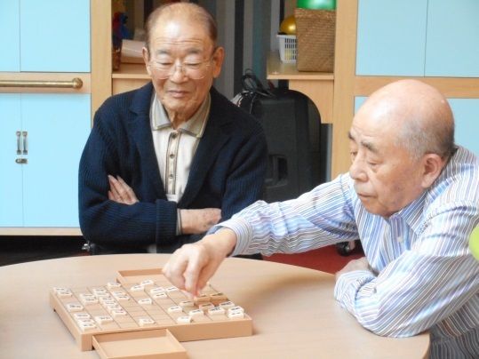 将棋がご趣味の入居者様同士で、余暇の時間をお過ごしいただいている。頭脳の健康にも役立つため人気である。