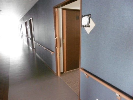 居室のドアには鍵を設置し、入居者様のプライバシーが確保できるようになっている。スライドドアなので、車椅子をご利用の方にも開閉しやすい。